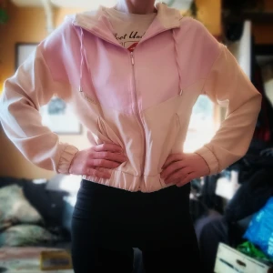 Rosa sommar jacka - Snygg rosa jacka som passar att ha på sommaren el en varm vår eller höst dag. Nyskick och aldrig använd.