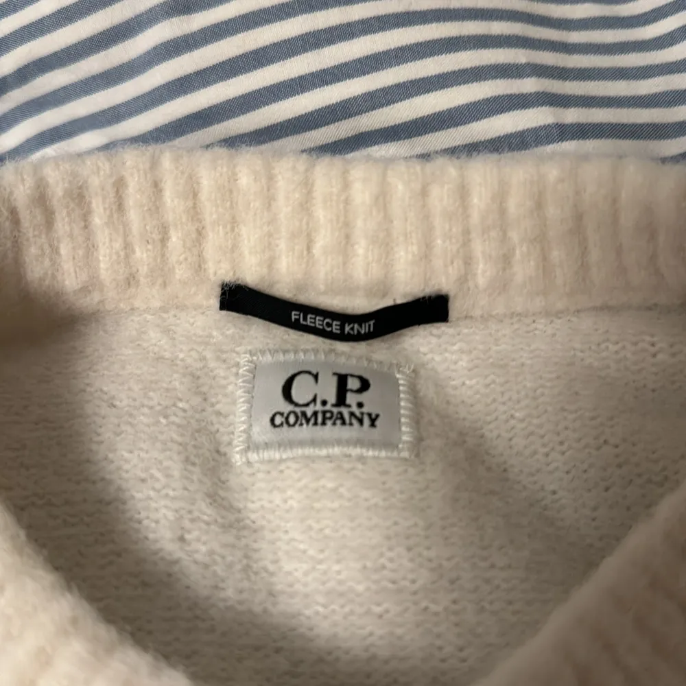 Jävligt fet cp company tröja i stl s men passar m, riktigt bra kvalite på tröjan då den är 50/50 på cashmere och merinoull. Skriv ifall det förekommer frågor.✌️. Hoodies.