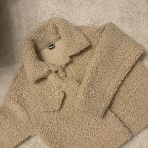 Pile jacka beige - Jättefin jacka, perfekt nu till kallare tider. Sitter lite oversized. Nypris 559kr