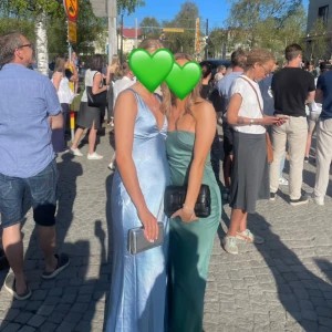 Balklänning  - Säljer min balklänning🌟 Den är köpt från ASOS i super fin satin! 