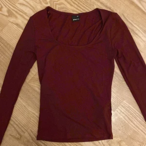 Gina tröja - Jätte fin tröja från Ginatricot aldrig använd men hann tyvärr dra av lapp då jag trodde jag skulle använda den så den är endast testad💘💘