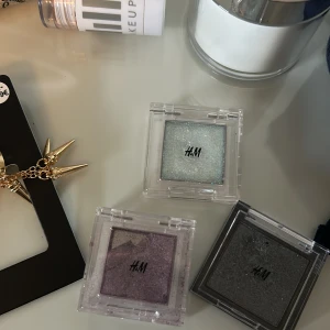  Ögonskuggor  -  Säljer de här random ögonskuggorna från H&M. 15 för alla