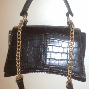 Axelremsväska brun - Brun axelremsväska, aldrig använd. Som ny! 