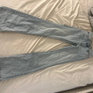 Lågmidjade bootcut jeans  - Säljer dessa fina jeans från Gina tricot nyskick använda 2 ggr, storlek 32 men passar 34 har ingen bild på❤️