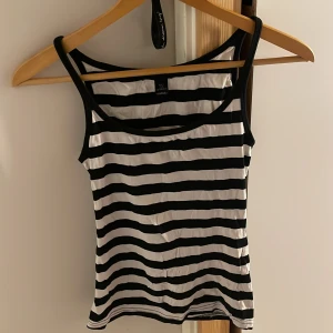 Randig liten topp - Super fin basic randig topp. Perfekt till sommarn eller under som ett linne. Vintage plagg! 