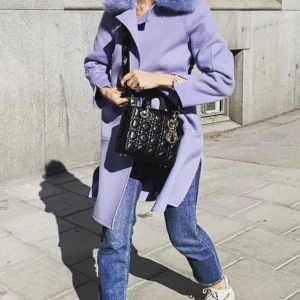 Blå kappa med pälskrage  - Perfekt kappa vår eller  höst. Köptes i Spanien för ca 5 år sedan. Använt sparsamt. Väldigt fina detaljer på kappan. Märke: Roberto Verino. Jag väger 55 kg och är ca 168 cm och den här kappan är lite oversize. Blir mer en avslappnad stil men chic  