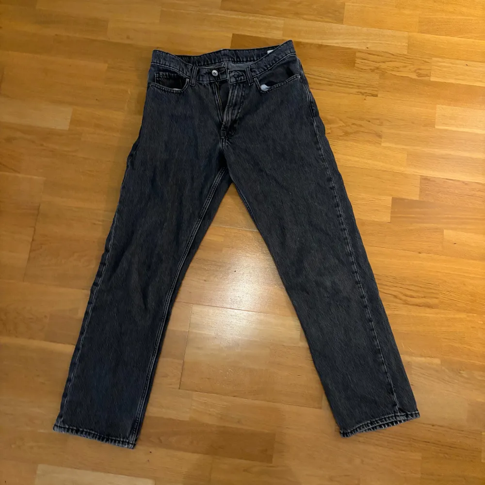 Mörkgrå/svarta jeans från Vailent i storlek XS. Skick 8/10. Nypris: Ca 700kr. Jeans & Byxor.