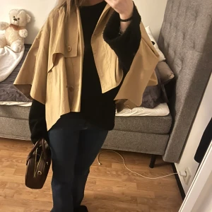 Cos trenchcoat  - Intressekoll på denna trenchcoat som inte säljs längre 🍂fint skick ⭐️