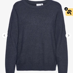 Marin blå stickad tröja!! - Säljer denna jättefina stickade marinblåa tröja från vila. Jättefint skick kommer bara inte till användning för jag har liknande.