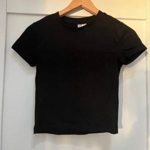 figurnära t shirt  - fint skick! kommer ej till användning 