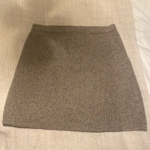Gråmelerad kjol från zara - Gråmelerad kjol från zara. Endast använd fåtalgånger, nyskick ❣️  Kan posta samt mötas upp💓