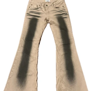 jeans 🖤 - bootcut jeans från whynotus, [72cm midja & 77cm innerbenslängd] ok att köpa direkt!🤍