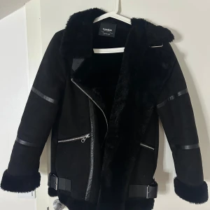 Pull & Bear ”Allvädersjacka” - Denna jacka är nyligen köpt från zalando, och säljes då jag inte hann returnera den i god tid. Jackan är i storlek S och är i helt nytt skick. Nypris på jackan är 859kr.