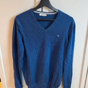 Riktigt snygg J Lindeberg tröja i 100% merinoull - Riktigt snygg J Lindeberg tröja som jag säljer för att den inte längre kommer till användning men fortfarande kvar i ett gott skick! Säljer denna till ett riktigt bra pris