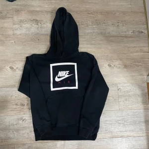 Nike Hoodie - Nästan aldrig använd Nike hoodie i storlek S. Ren och bekväm perfekt för de kommande kalla vädret