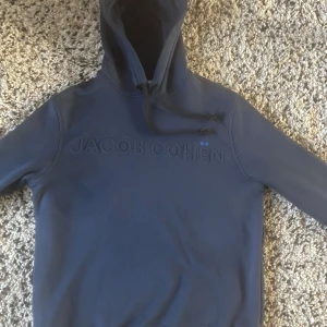Jacob Cohen hoodie - Säljer nu denna riktigt feta Jacob cohen hoodien är i färgen blå. Den är i ett väldigt bra skicka nästintill helt ny. Kvitto finns !! Hör av er angående frågor eller vid funderingar. Pris kan diskuteras 🤩