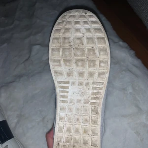 Valentino opens mörk blå - Har kastat kvittot så kan tyvärr inte visa det och skosnörena är lite smutsiga men der går att göra rent 