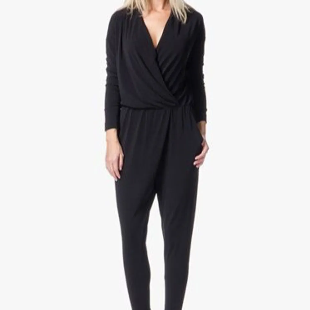 Långärmad jumpsuit i storlek 38 från By Malene Birger. Crepat tyg. Passar till både vardag och fest. V-ringning, två fickor fram i sidorna, resår i midjan. Smala passform i benen. Nypris 2850kr.. Övrigt.