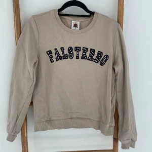 Falsterbo sweatshirt - Beige sweatshirt från en av GinaTricot’s Falsterbo kollektioner Storlek S