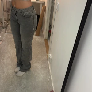 Low waist jeans  - Använda en gång. Dom är som nya. Sitter dock lite tajt i midjan för mig 