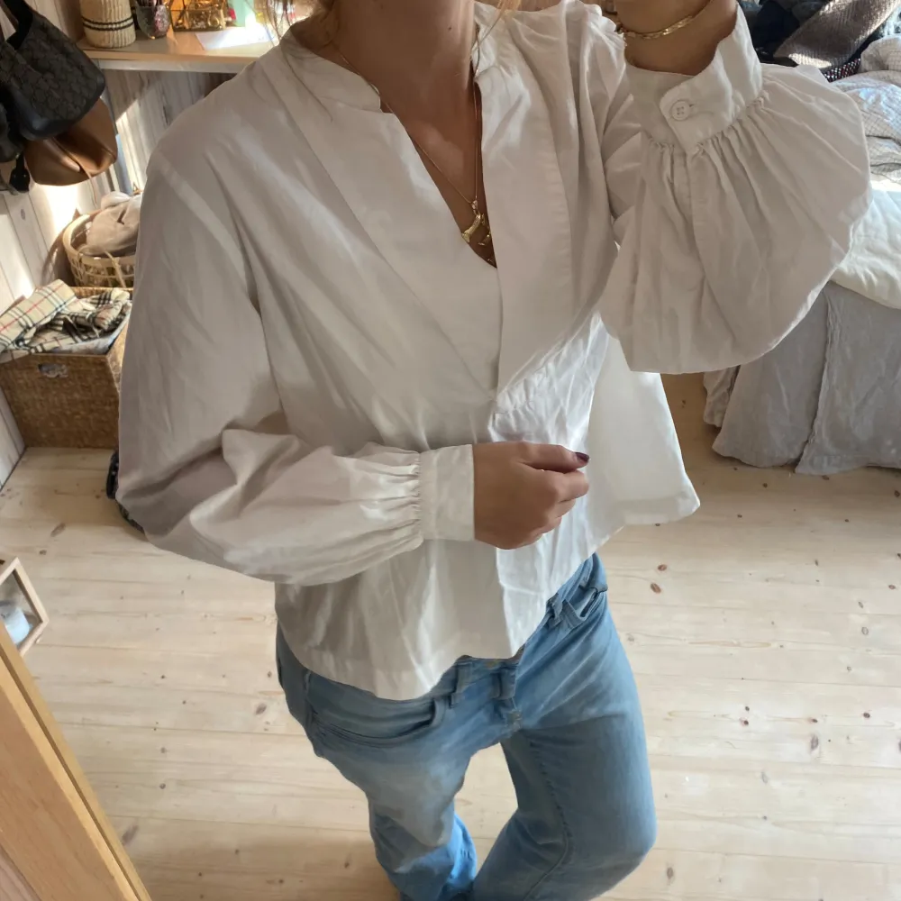 SUPER snygg blus❤️tryck gärna på köp nu💕💕. Blusar.