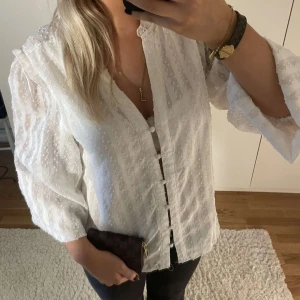 Blus  - Vit blus jätte fin💕💕