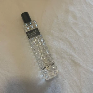 Valentino yellow dream - Säljer en elegant Valentino Donna Born in Roma yellow dream parfym. Flaskan är stilrent designat . Perfekt för den som älskar lyxiga och sofistikerade dofter. Passar både till vardags och fest! 