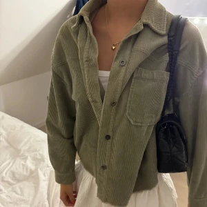 Jacka - Fin grön jacka, strl M men sitter mer som S