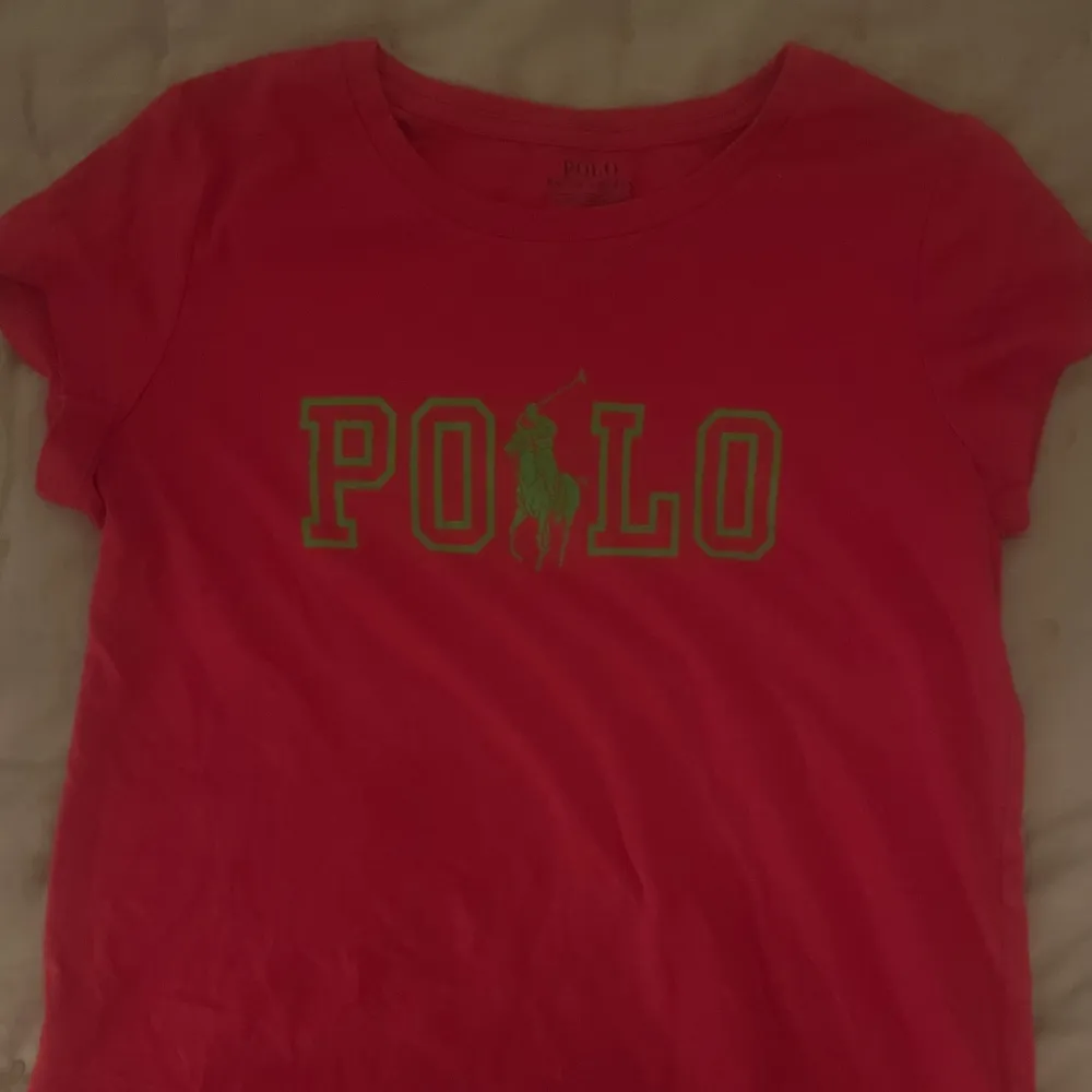 skitsnygg ralph lauren polo t-shirt💞 aldrig kommit till användning💞 storlek 12-14, men passar mig som har xs💞. T-shirts.