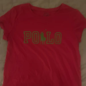 polo t-shirt - skitsnygg ralph lauren polo t-shirt💞 aldrig kommit till användning💞 storlek 12-14, men passar mig som har xs💞
