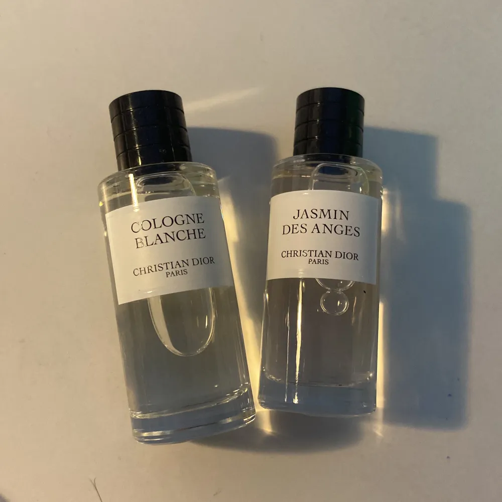 Säljer två exklusiva parfymer från Christian Dior: Cologne Blanche och Jasmin des Anges. Båda flaskorna är eleganta och genomskinliga med svarta lock. Perfekta för den som älskar lyxiga dofter och vill ha något speciellt i sin samling. Den är 7,5ml på varje st. Parfym.