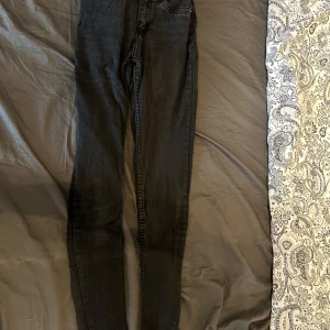 Jeans från lager 157! - Säljer nu 3 par likadana jeans från lager 157! Modellen är snake high waist Storlek XS! Kan fixas bild på alla 3 vid intresse, är i samma färg! 