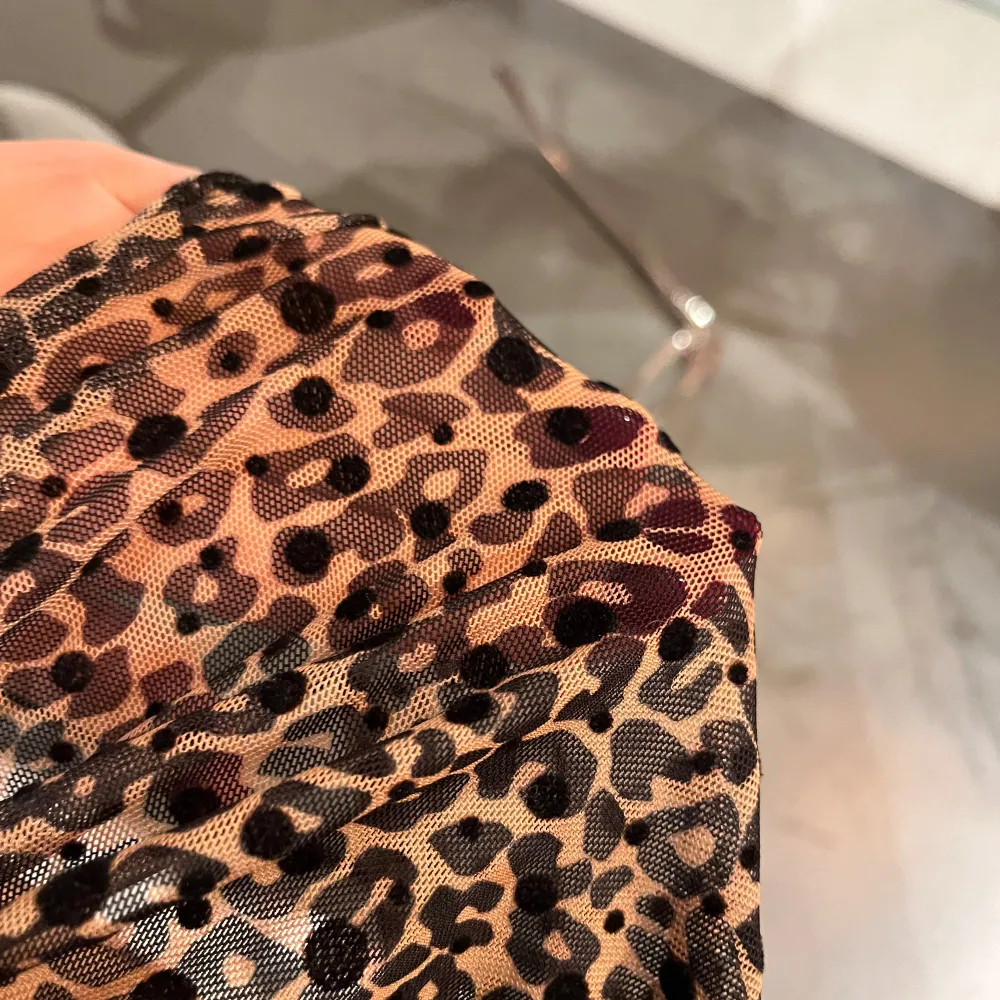  See through topp med leopard print🐆     Från Levǝtē ⁉️Original pris 800kr.  Sällan använd . Blusar.