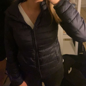 Dunjacka - Ganska tunn men funkar om man har en tjock tröja under