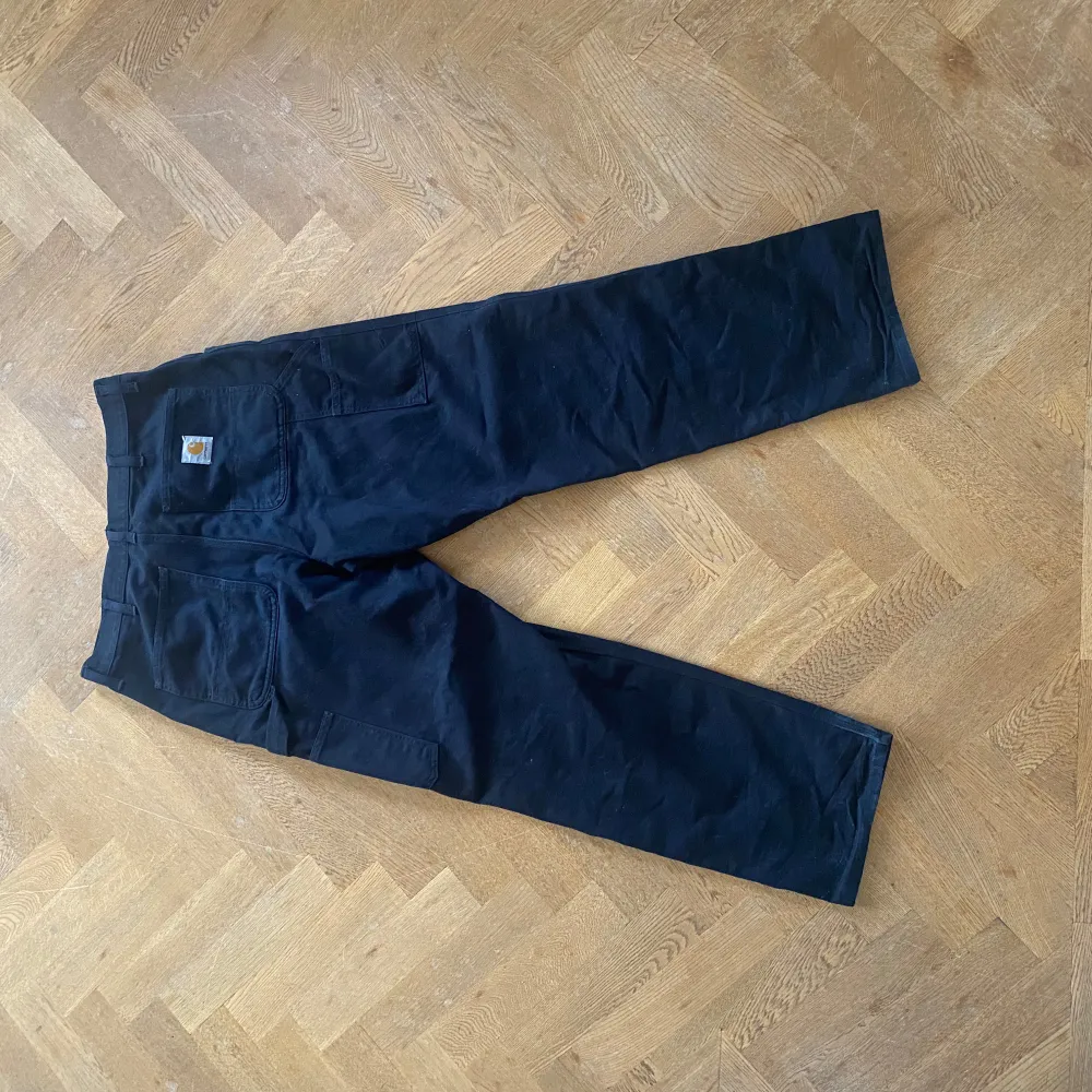 Mkt snygga carhartt byxor i bra skick knappt andvända! Perfekta för dig som vill ha lite större passform!  Vid frågor tveka inte att kontakta  Pris kan diskuteras vid snabb affär. Jeans & Byxor.