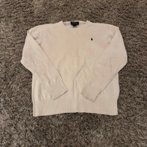 Hej jag ska sälja min Ralph lauren tröja mina föräldrar köpte den till mig när jag var liten och så glömde jag av den. Nu har jag växt ut den och så ska den säljas - Storlek jr large. Har knappast använt och ser sprillans ny ut