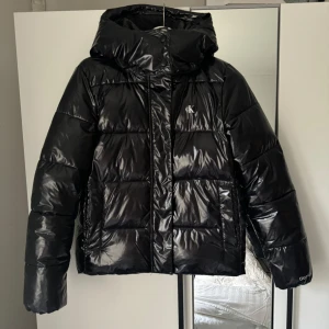 Calvin klein jacka - Sjukt snygg glansig jacka från Calvin klein! Använd en vinter och är fortfarande väldigt bra skick, inga defekter eller så. 