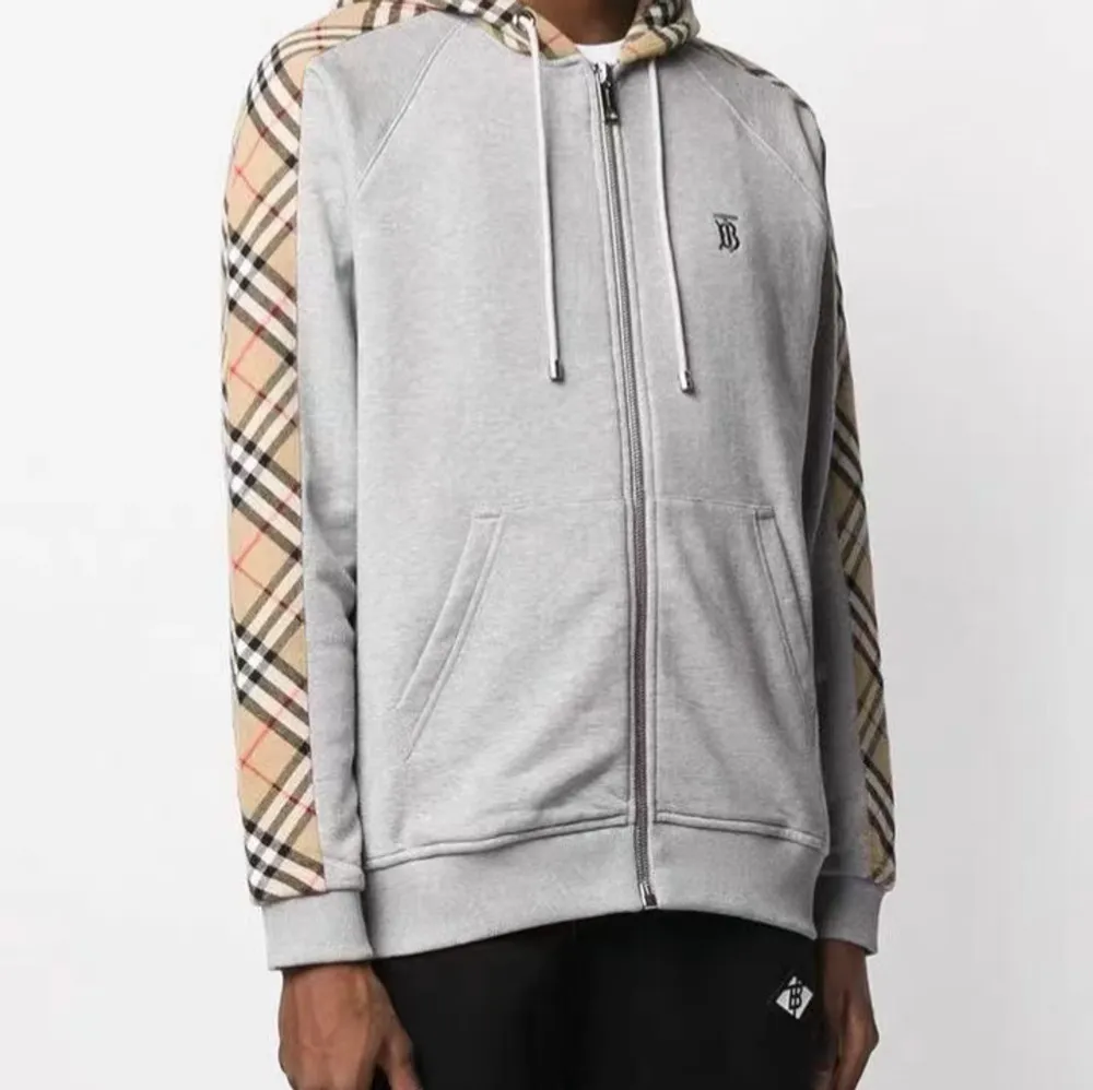 Väldigt fin burberry Hoodie med det klassiska burberry mönstret Finns i S-XL. Hoodies.