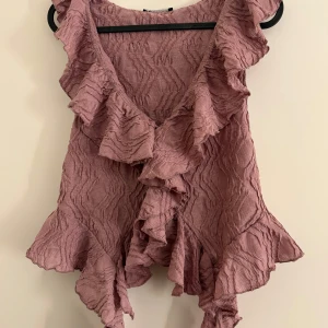 Slutsåld topp från Zara! - Blus från Zara som aldrig används därav säljer jag. Helt oanvänd finns även i vitt!! Passar s!