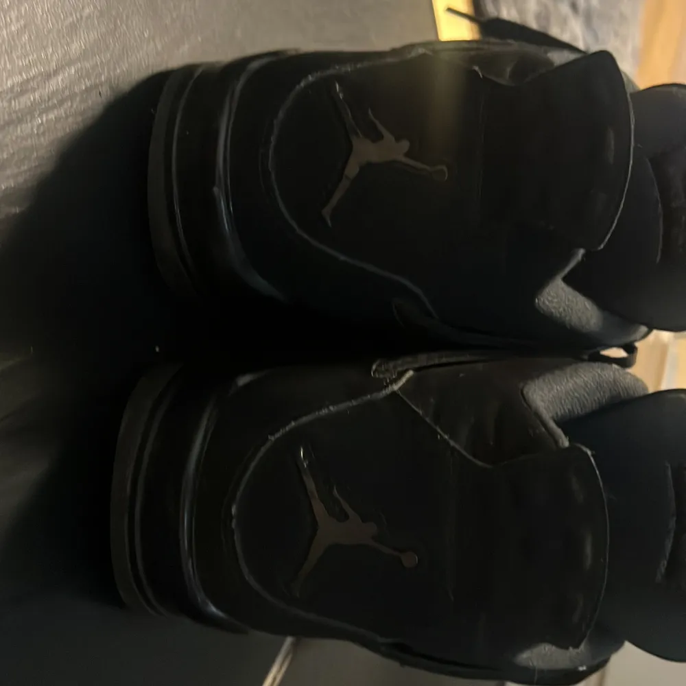  Jordan 4’s köpta för ca 3000kr (begagnade) man får med box men ej kvitto, de är storlek 45 men passar även de som har storlek 44, jag säljer dem för att jag behöver snabba pengar (skorna va nästan nya jag köpte dem men har använts Max 4 gånger). Skor.