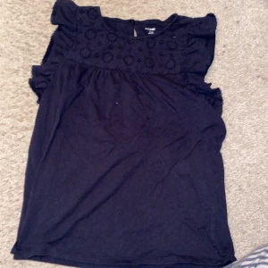 Marinblå blus - Likadan model som den vita blusen fast i marinblå