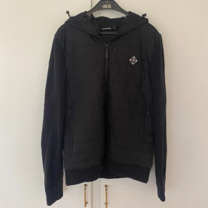 J Lindberg Cardigan jacka - Svart J Lindberg cardigan jacka i storlek M.  Använd fåtal gånger och inga defekter.