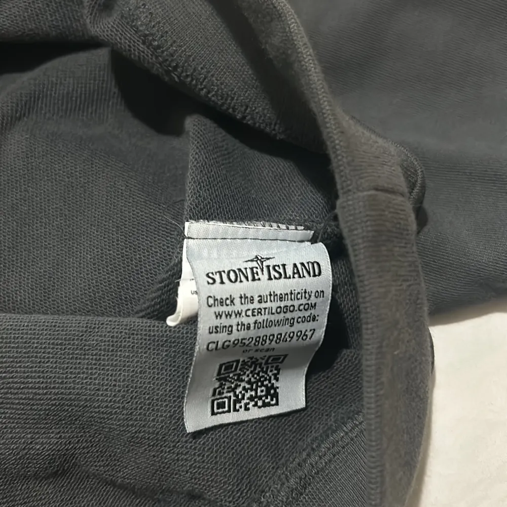 Klassisk stone Island tröja, använd få gånger. 110% nyskick, säljer då den inte används längre. Sänkt priset brutalt, bättre pris hittar du inte för det skicket!!. Tröjor & Koftor.