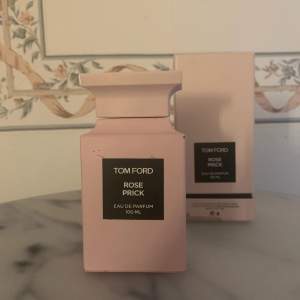 Tom ford parfym rose prick, 60-70% kvar. lite skadad förpackning som man ser på bilderna därav priset