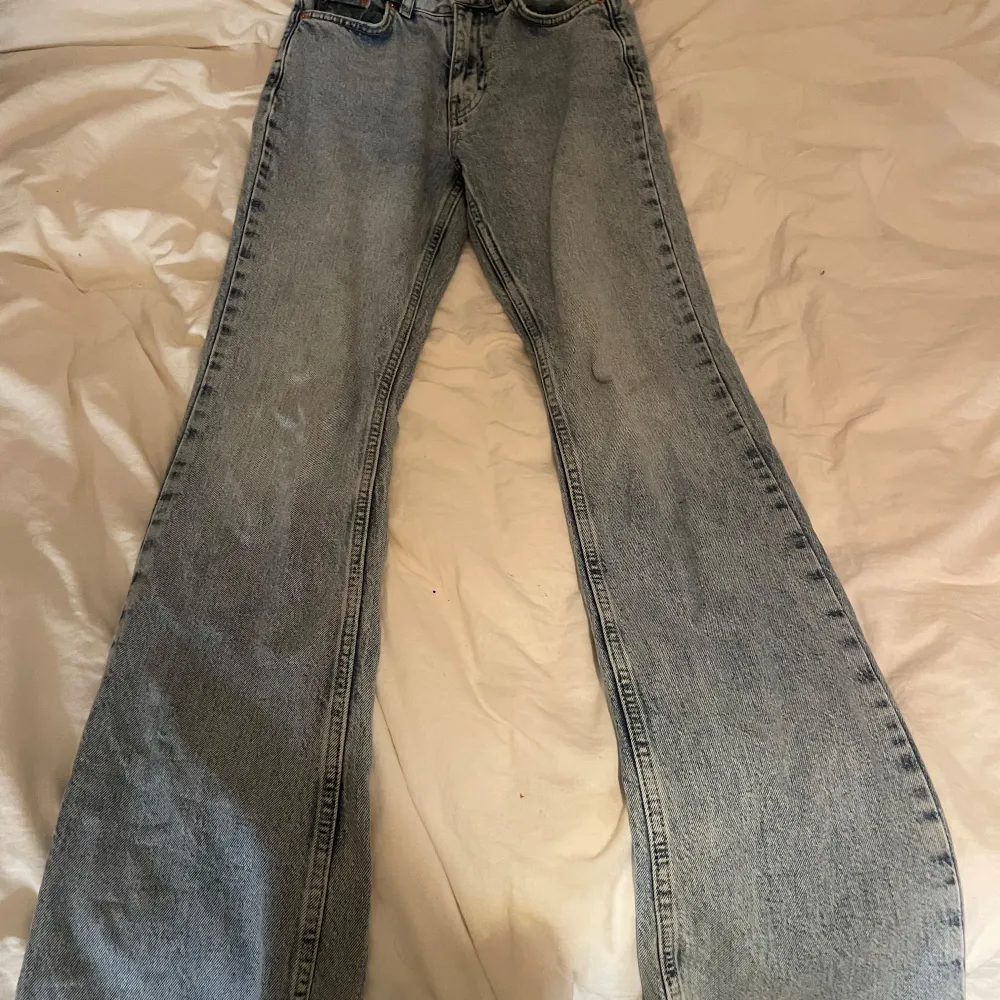 Jätte fina jeans från Gina tricot. Säljer för dom ej passar längre. Inte slitna eller något så de är i bra skick. Jeans & Byxor.