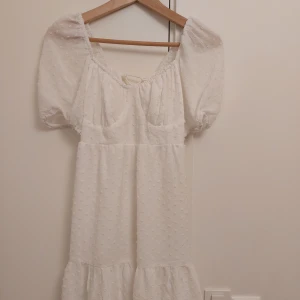 En vit sommarklänning  - En super gullig sommarklänning från Gina Tricot som man kan knyta i ryggen. Passar perfekt för sommarkvällar och skolavslutningar! Köpt för 500 kr 