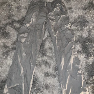 Gråa cargobyxor - Sitter bra och är ljusgråa i färgen. Nyskick köpt från HM. Skriv för mer info