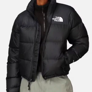 The North Face Vinter Jacka - Säljer denna vinterjacka från The North Face, inga skador förutom bild nummer 3 men storleken är xs 🩷 skriv för fler frågor!