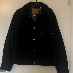 Levis jacka i svart manchester - Levis Jacka, helt ny med lappar kvar. I sorlek S.  Svart Manchester. Ny pris: 1569kr mitt 1000kr