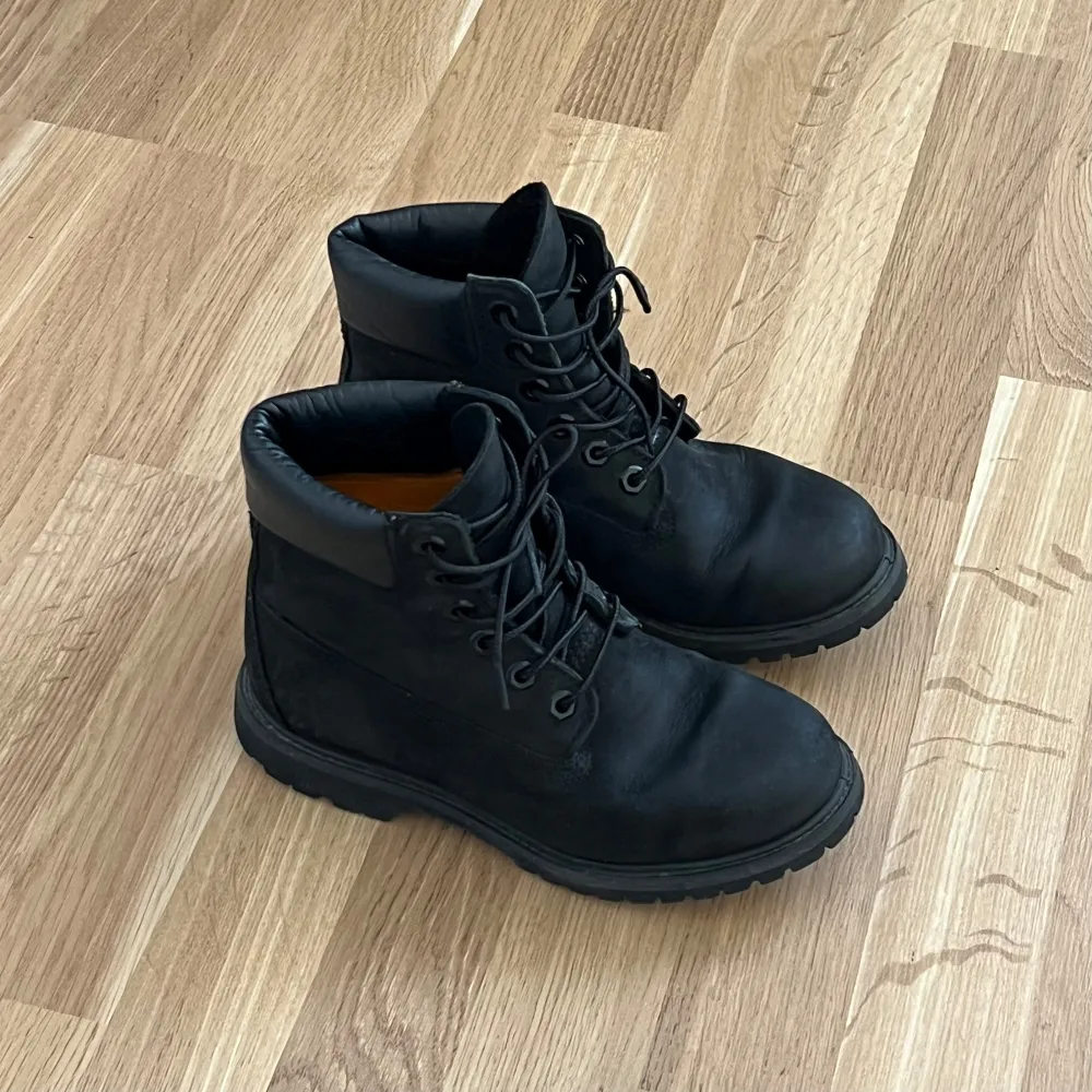 Säljer ett par svarta kängor från Timberland i skinn.  Nypris 2199kr. . Skor.